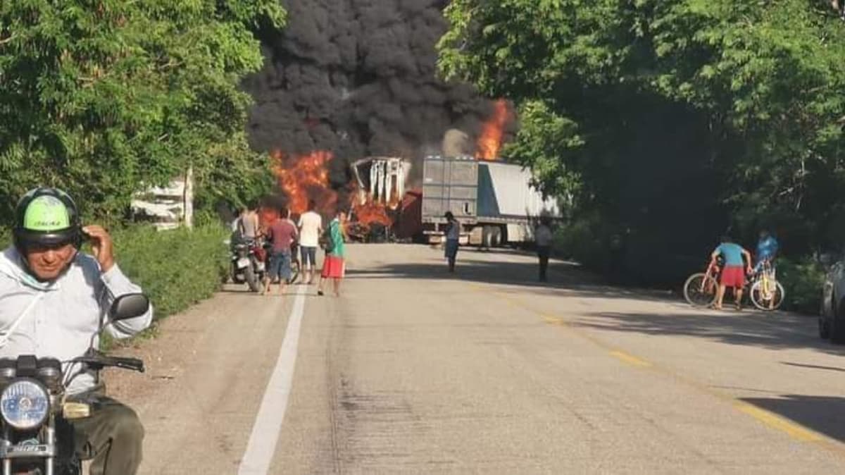 ¡Trágico accidente! Dos trailers arden tras impactarse en Calakmul; chóferes mueren