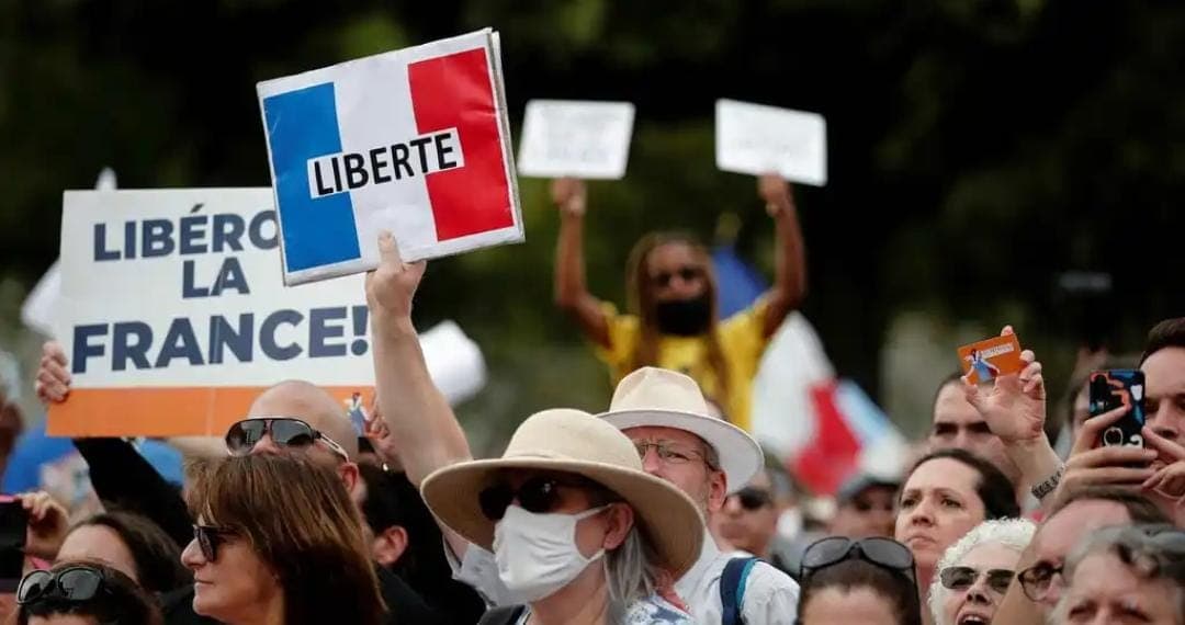 Video: Protestas de antivacunas en Francia acaban en disturbios