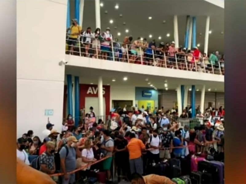 Turistas se amontonan para abordar buque en Cozumel