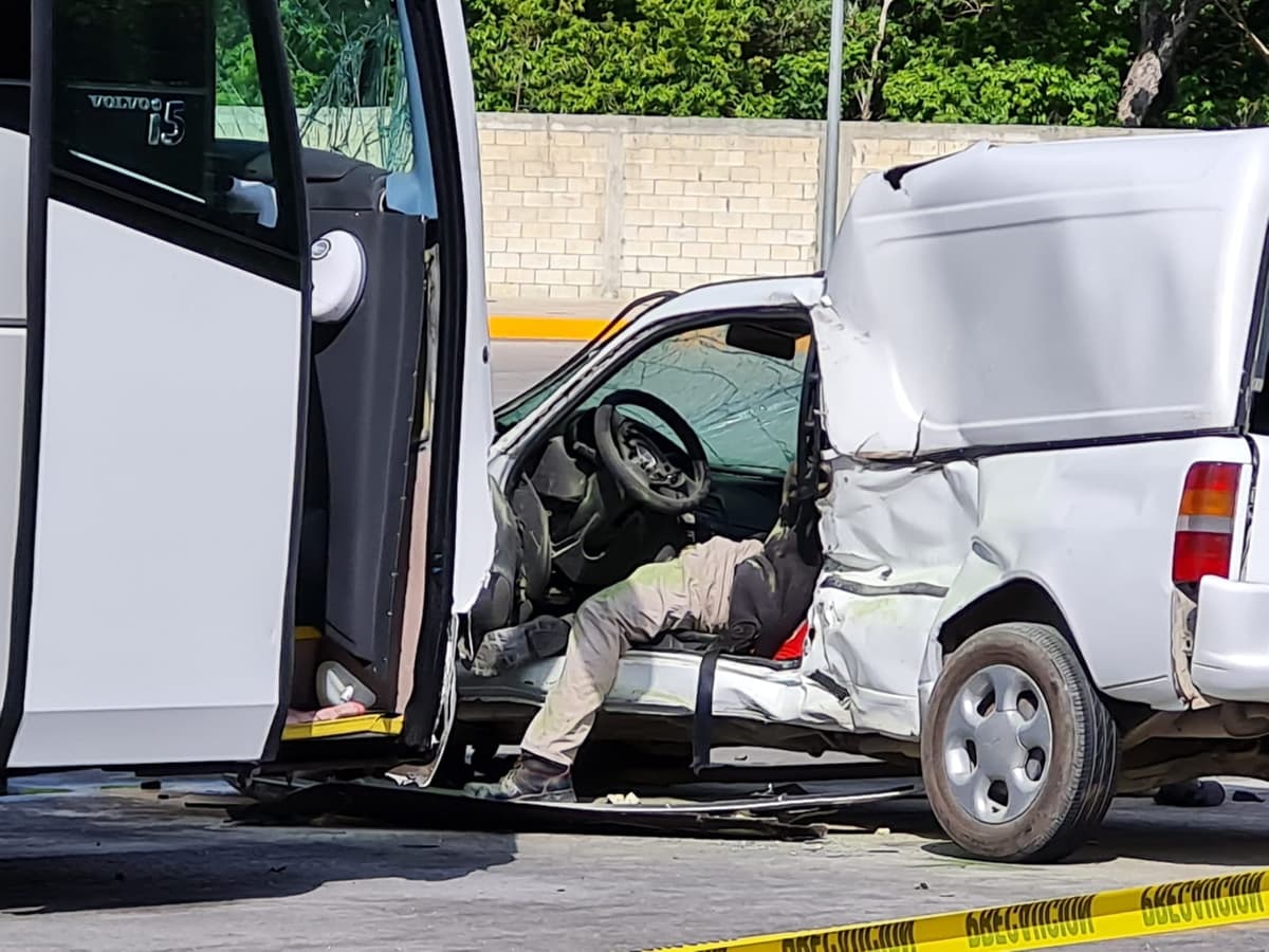 Trágico accidente entre un autobús y una camioneta en Cancún deja un muerto