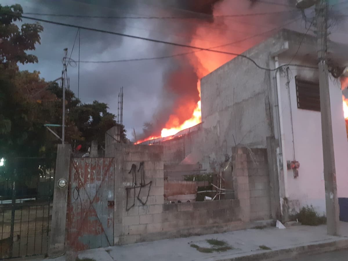 Se incendia bodega de muebles de hotel en Playa del Carmen