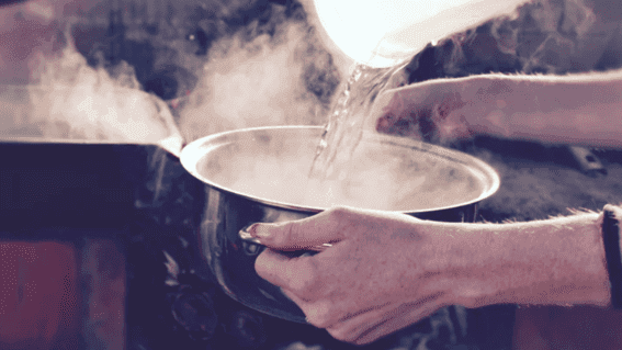 Mata con agua hirviendo a su esposo tras descubrir que violaba a sus hijos; la condenan