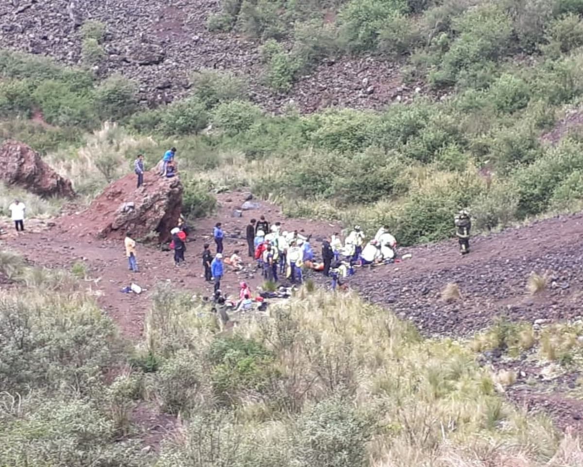 Seis personas caen en cráter del volcán Xitle, hay una mujer fallecida