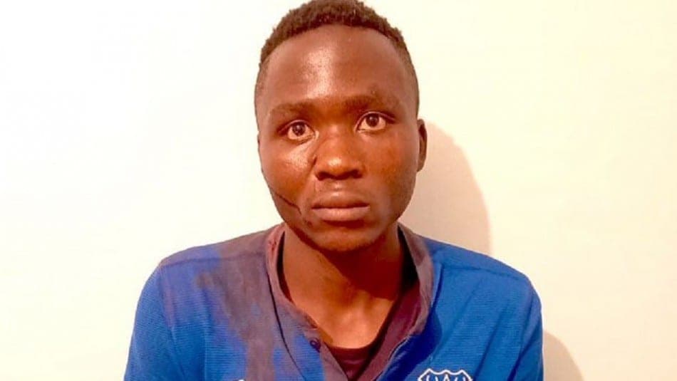 Capturan a sujeto que dice ser 'un vampiro' por matar a 10 niños, les chupaba la sangre