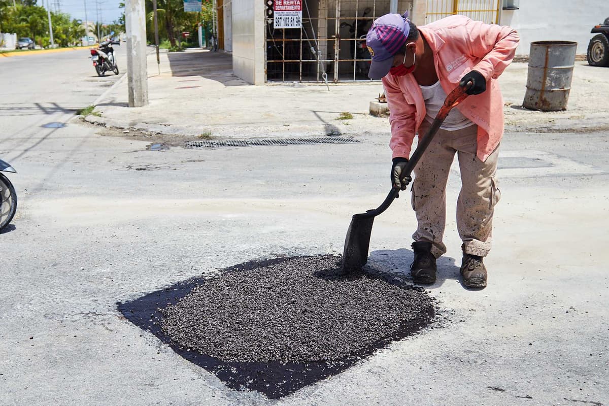 Cozumel realiza trabajos de bacheo en vialidades de la isla