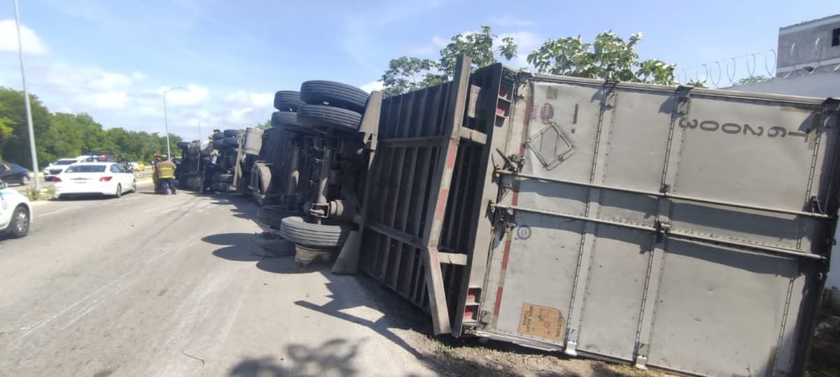 Vuelca tráiler cargado de frutas en Playa del Carmen