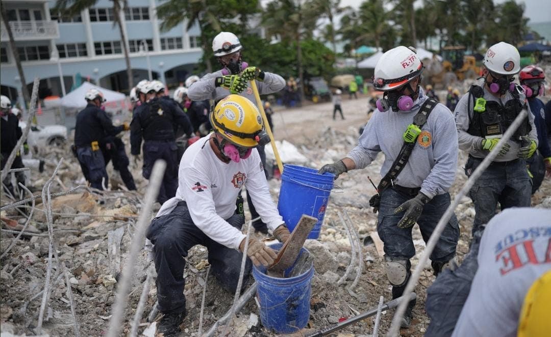 Hallan restos de 10 personas más en edificio de Miami; van 46 muertos