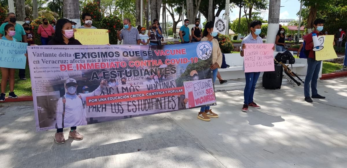 Con protesta pacífica, estudiantes exigen vacunas en Chetumal