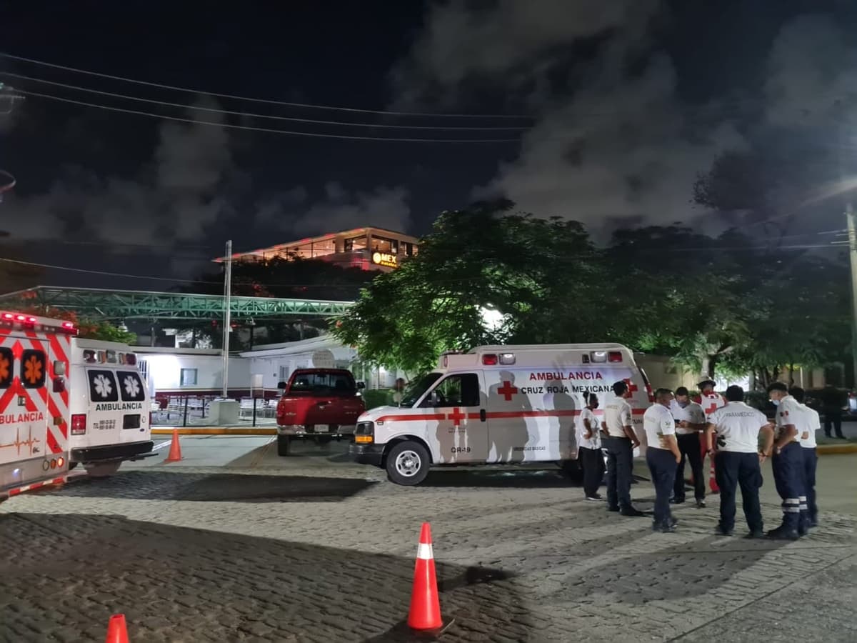 Agreden manifestantes a policías de Cancún: les avientan piedras