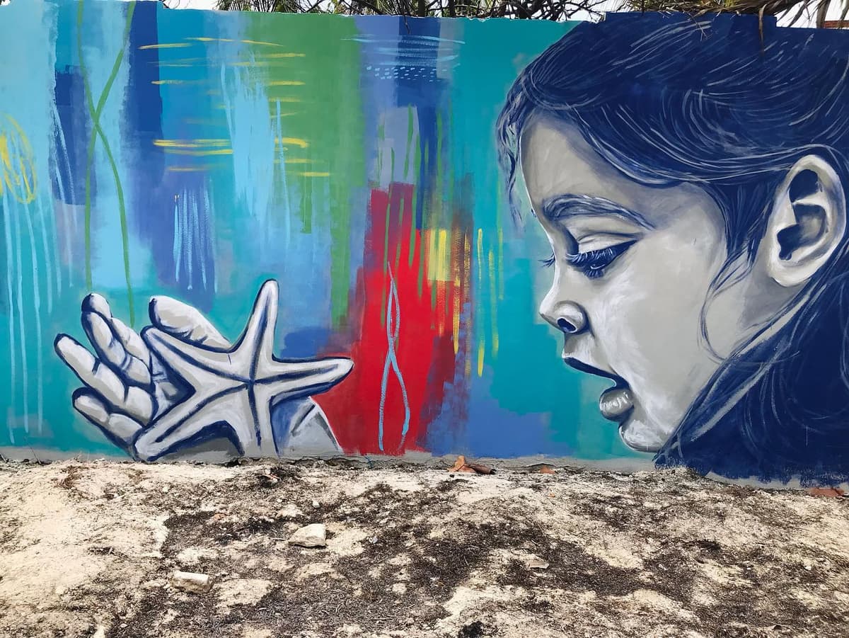 Disfruta el mural "Los niños y el mar" en playa Las Perlas, Cancún