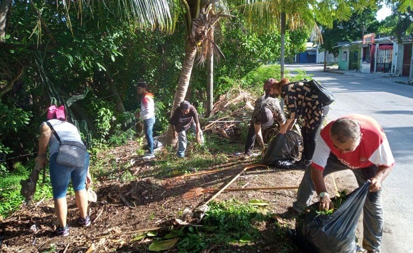 Cancún: Extraen de un cenote 3 toneladas de basura, había hasta lavabos y sillones