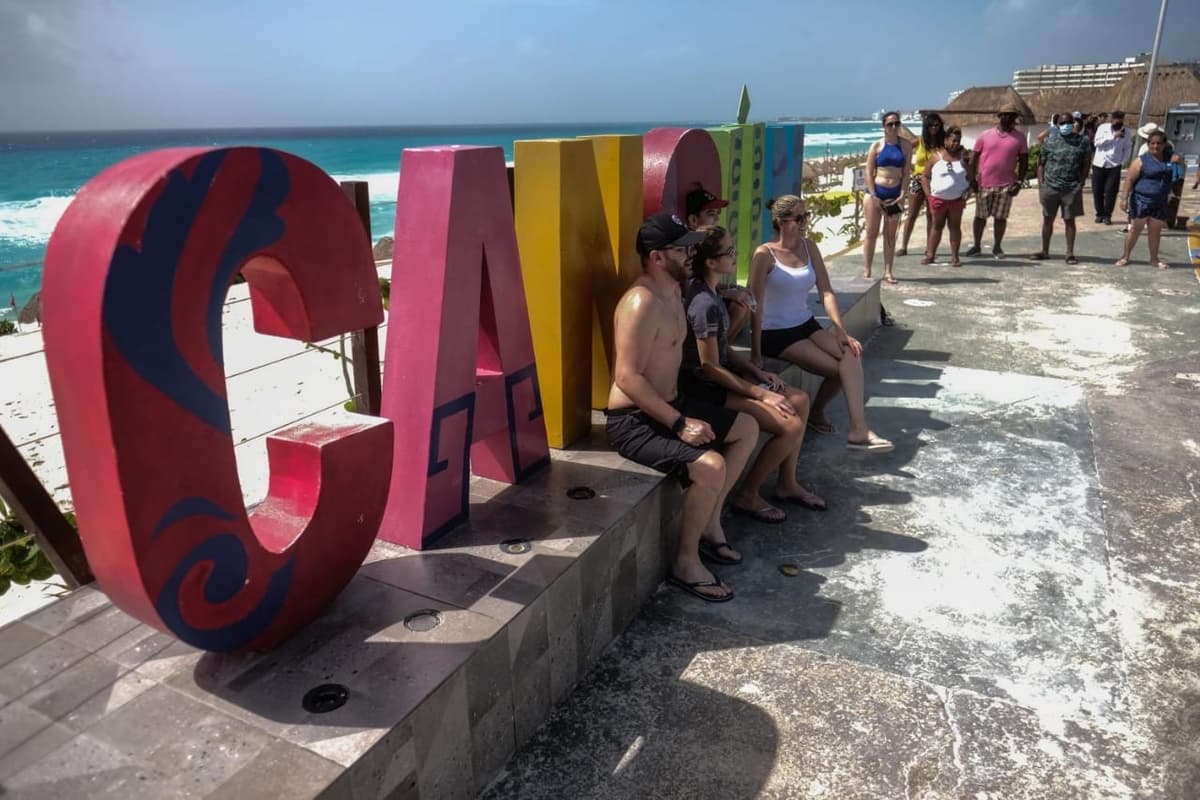 Autoridades de Durango urgen a graduados que fueron a Cancún aislarse por cepa Delta