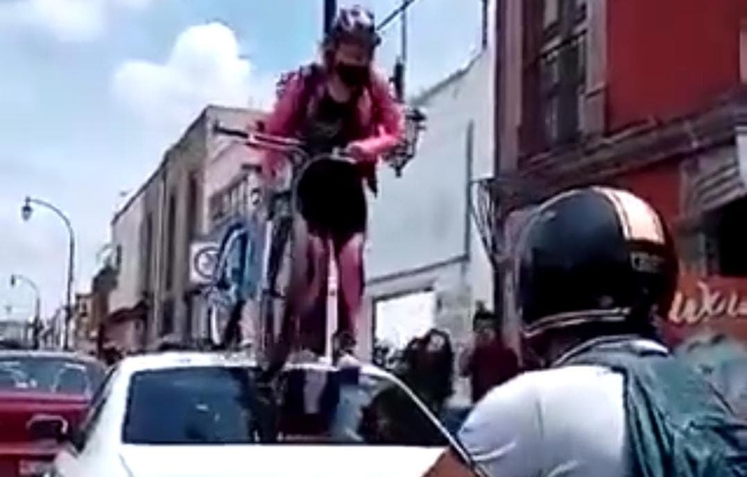 Video: Ciclista camina sobre auto que circulaba en ciclovía