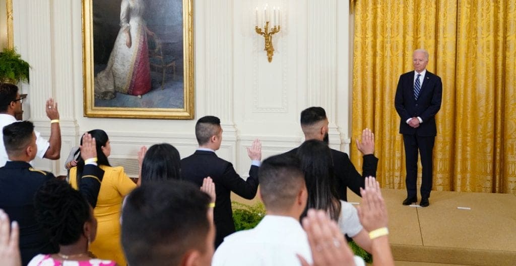 Biden llama a una acción bipartidista para dar ciudadanía a 11 millones de migrantes