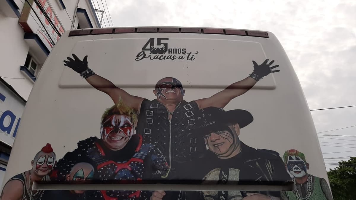 Los Súper Caracoles prestan autobús de giras a madres de niños con cáncer
