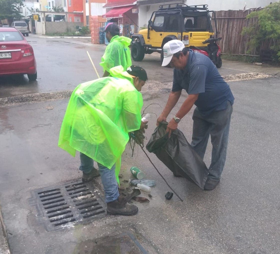 Intensifican trabajos de limpieza en calles de Tulum para evitar inundaciones