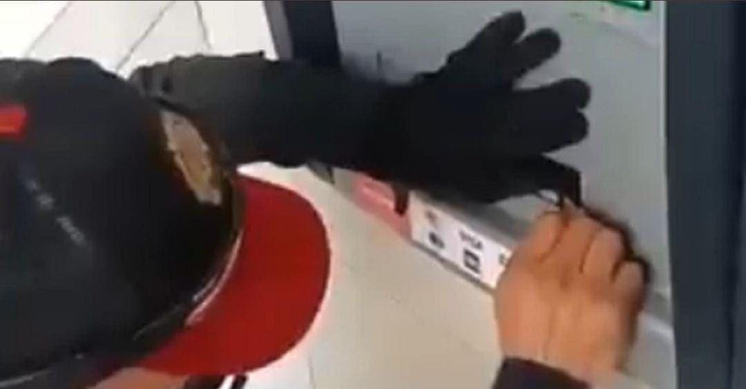 Video: Descubren y retiran una trampa en cajero automático de Cdmx
