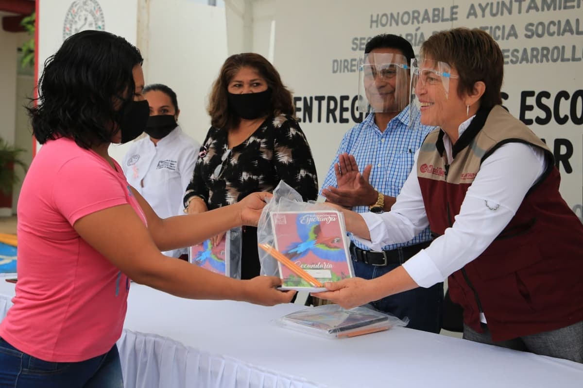 Entregan 10 mil paquetes de útiles escolares gratuitos en Playa del Carmen