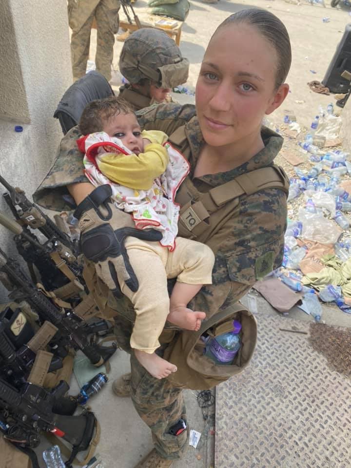 Nicole Gee: la foto viral de una soldado de EUU que rescató a niña afgana y murió en atentado de Kabul