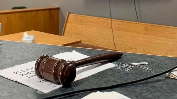 Padres deberán pagar 30 mil dólares a su hijo por botar sus revistas y películas de contenido adulto