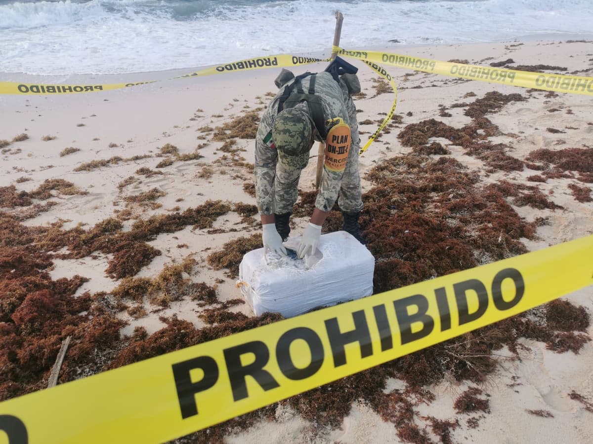 Hallan 57 paquetes con droga en playa del Cozumel