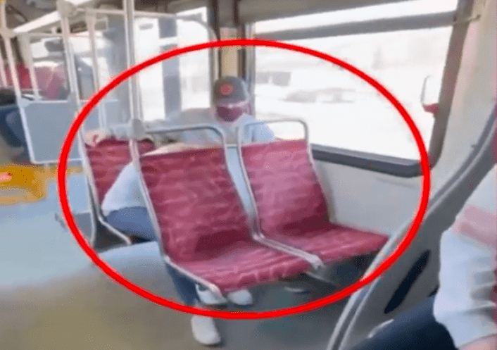VIDEO VIRAL: Graban a pareja 'haciendo cositas' en el transporte público