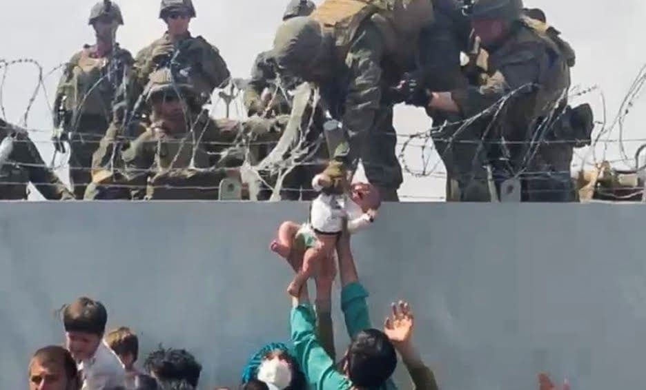 AFGANISTÁN: Bebé que fue entregado a soldados de EE.UU. se reunió con su padre