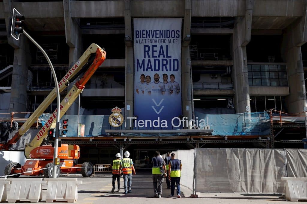Estrellan un auto en el Bernabéu para robar la tienda oficial del Real Madrid