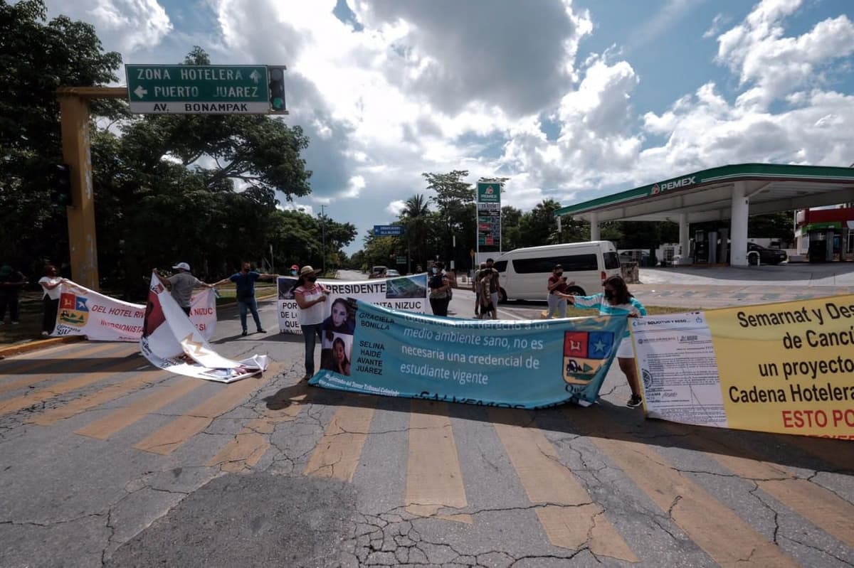Cierran carril de la Zona Hotelera de Cancún en protesta por la construcción del hotel Riu Riviera