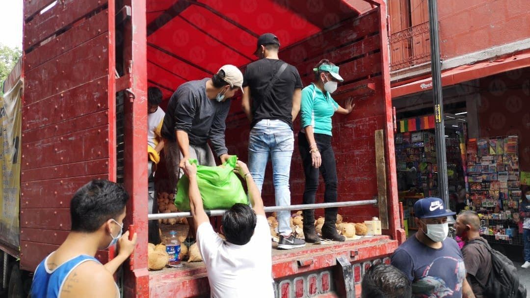 Hombre regala 15 mil cocos para prevenir COVID-19, en la CDMX