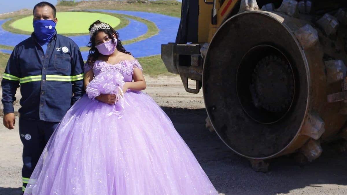 ‘No me da vergüenza’: Quinceañera realiza sesión de fotos en basurero donde trabaja su papá