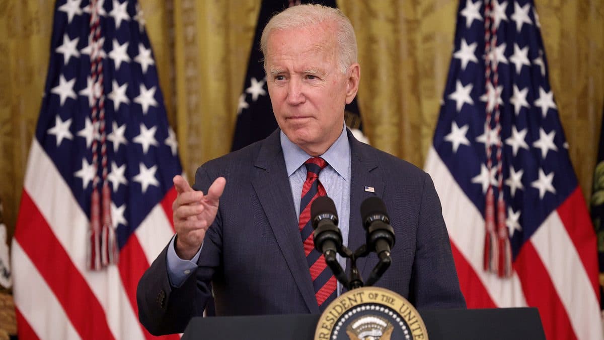 Presume Biden que EU ha donado más vacunas contra COVID que Rusia y China