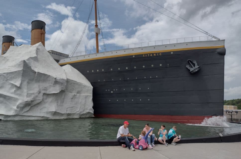 Se derrumba Iceberg ficticio en museo del Titanic y deja tres heridos
