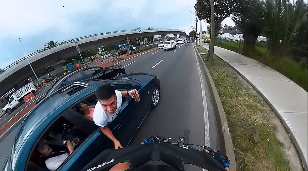 CDMX: Sujeto que bebía a bordo de auto, intenta derribar a ciclista "porque se le hizo chistoso"