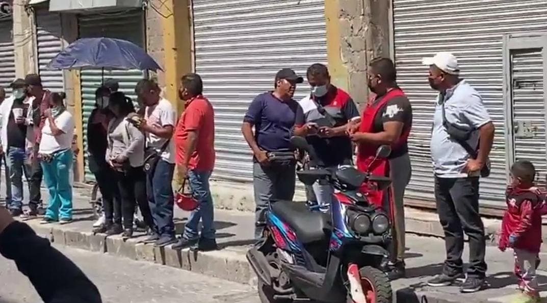 Video: Exhiben a supuestos acarreados que llegan a votar en la consulta