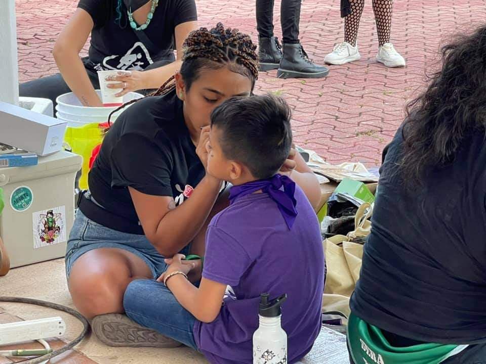 Cuelgan feministas testimonios sobre el aborto en el Palacio Municipal de Playa del Carmen