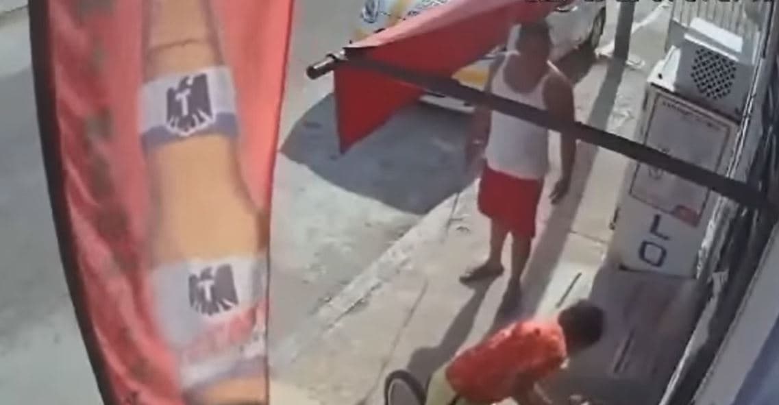 VIDEO: Captan a taxista atacando a perrita con un machete en Chetumal