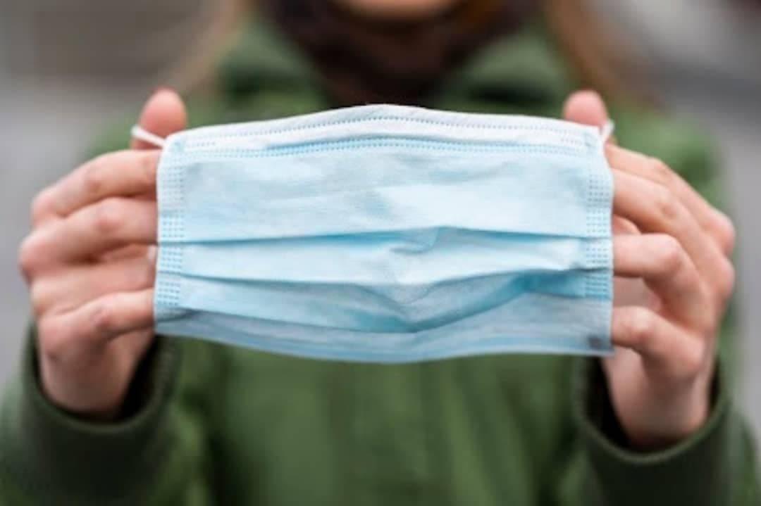 ¡Insólito! Un hombre y su hija no pudieron ingresar a un local por llevar puesta la mascarilla