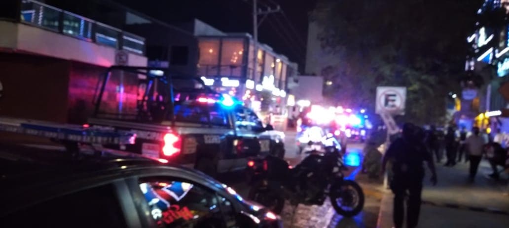 Taxistas se enfrentan a golpes con turistas en la Quinta Avenida de Playa del Carmen