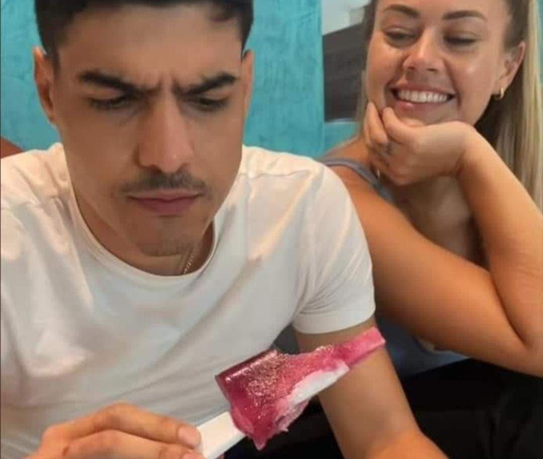 Novia da una paleta de hielo a su pareja hecha con una prueba de embarazo