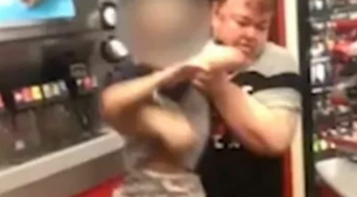 VIDEO: Captan a madre lanzando al suelo a su hijo de 9 años con autismo