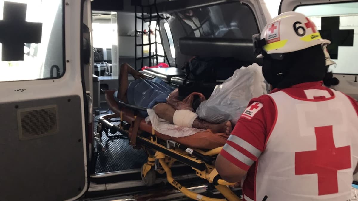 Balean a dos hombres que viajaban en moto en Cancún