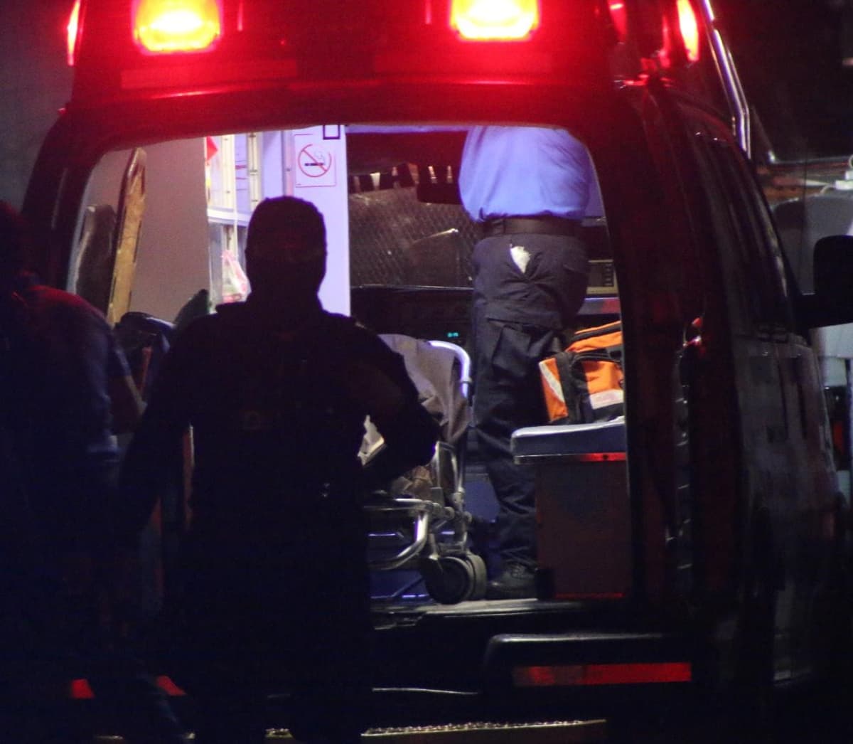 Policías se enfrentan a balazos con sicarios en Cancún; hallan dos cadáveres y un herido