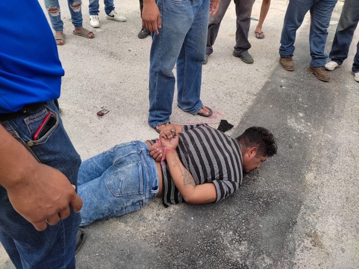¡Lo amarraron por ladrón! Vecinos detienen a un asaltante en Cancún
