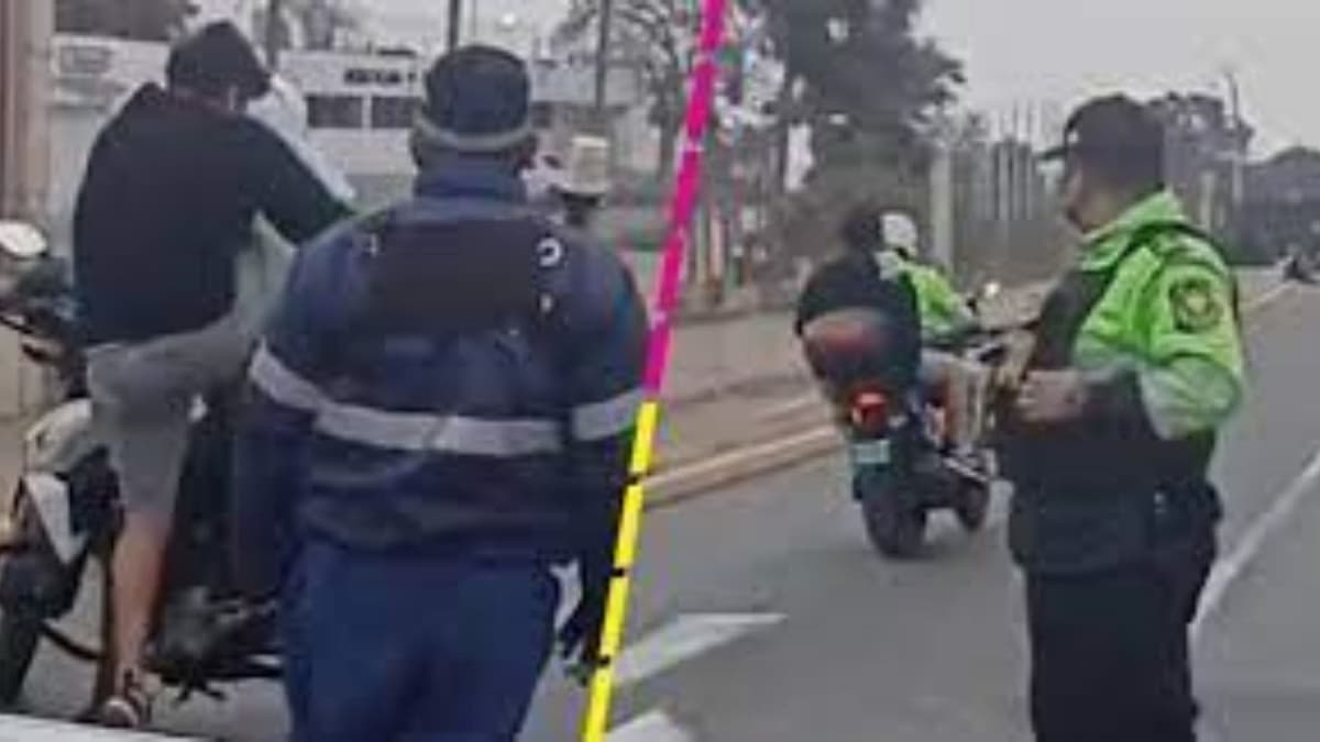 ¡Un héroe! policía le da aventón a joven para que no llegara tarde a su examen