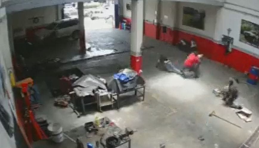 VIDEO: Sicario entra a taller mecánico para ejecutar a un empleado, termina linchado