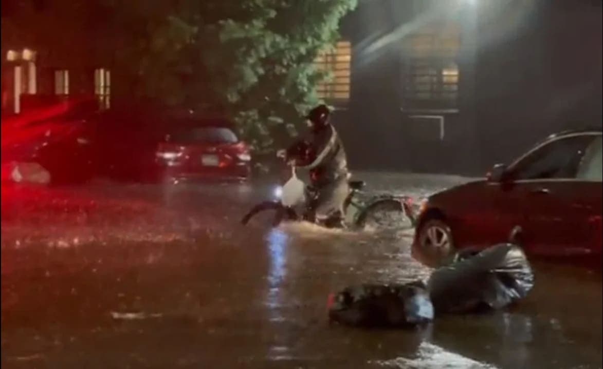 VIDEO: Repartidor hispano desafía al violento huracán 'Ida' y se vuelve viral