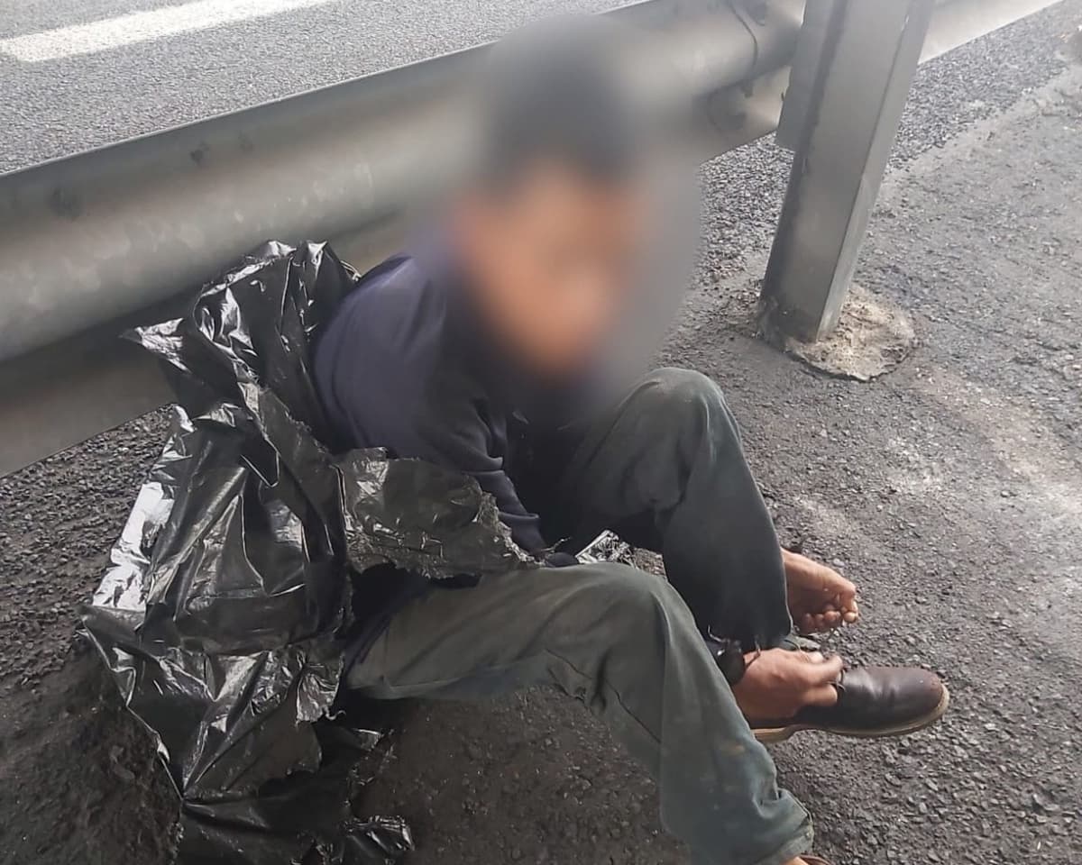 Policías encuentran a hombre 'embolsado' en una carretera, estaba durmiendo