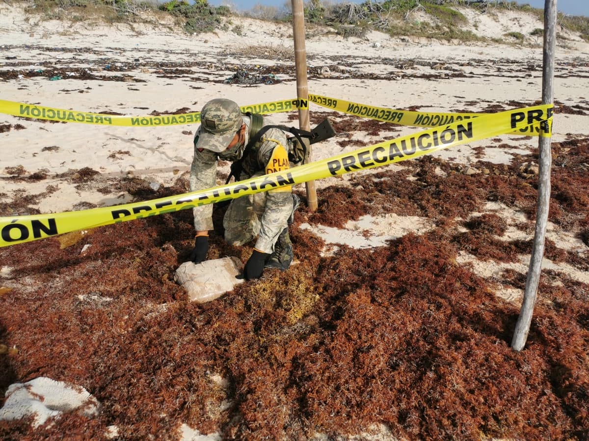Ejército encuentra paquete con droga en la playa al este de Cozumel
