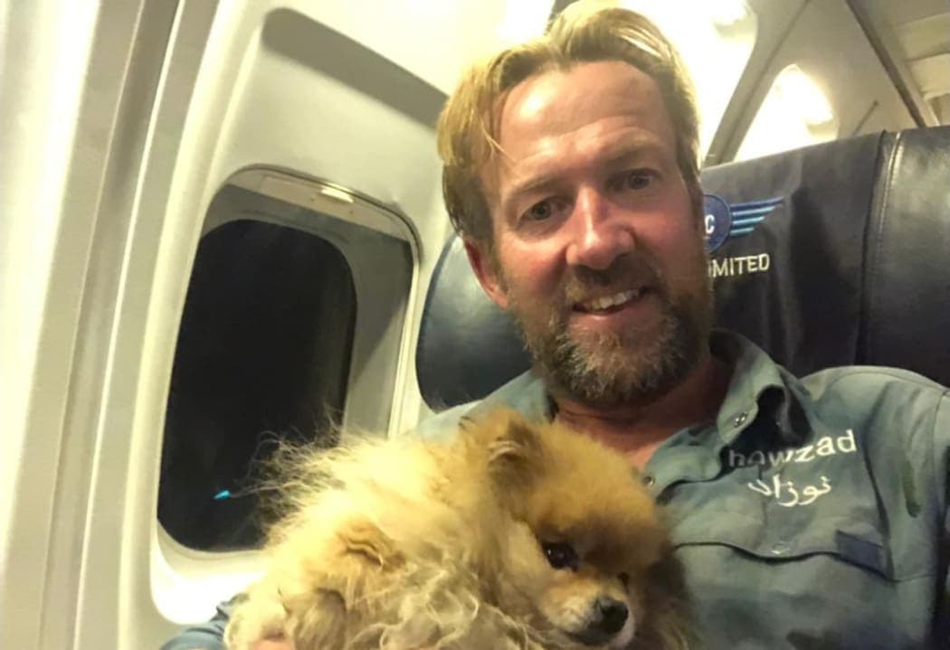 ¡Lo logró! Exmilitar sale de Afganistán con los 200 perros que rescató